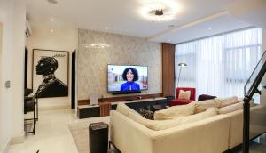 TV a/nebo společenská místnost v ubytování George Residence Cooper Road, Ikoyi