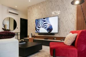 TV a/nebo společenská místnost v ubytování George Residence Cooper Road, Ikoyi