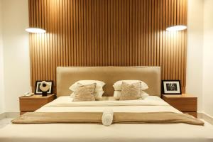 Postel nebo postele na pokoji v ubytování George Residence Cooper Road, Ikoyi