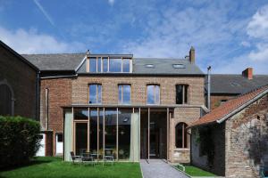 Hermalle-sous-Huy神父邸宾馆的玻璃窗户的砖屋延伸