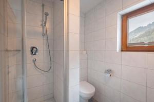 Ein Badezimmer in der Unterkunft Apartments SARLO