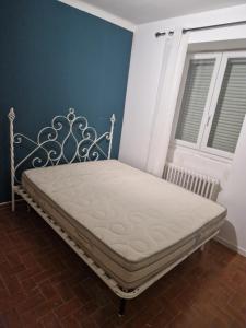 Ένα ή περισσότερα κρεβάτια σε δωμάτιο στο Une chambre