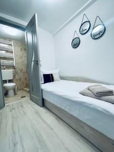 En eller flere senge i et værelse på Cazare centrul vechi Sibiu