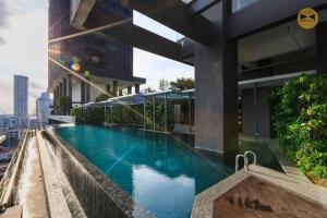 Bazén v ubytování Seaview Sunrise 1BR at Tropicana 218 at Central Location & Food Hunt Friendly nebo v jeho okolí