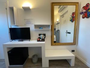 TV a/nebo společenská místnost v ubytování Hotel Europa Varese