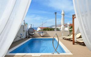 Swimmingpoolen hos eller tæt på Blue apartment, Okrug gornji - Trogir