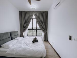 プトラジャヤにあるFamily Friendly Condo at Putrajayaのテディベアのベッドがある寝室