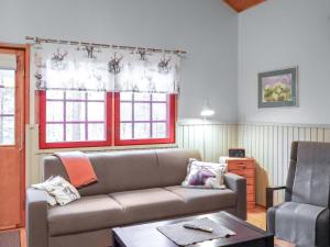 ein Wohnzimmer mit einer Couch und einem Sessel in der Unterkunft Holiday Home Immelkotsa 7 e by Interhome in Levi