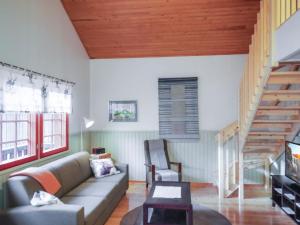 ein Wohnzimmer mit einer Couch und einer Treppe in der Unterkunft Holiday Home Immelkotsa 7 e by Interhome in Levi + 10 Fotos