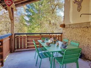 zielony stół i krzesła na patio w obiekcie Green Marmottes Chalet - 12 personnes - Pied des pistes - Saint Jean D Aulps w mieście Saint-Jean-dʼAulps