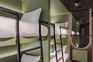Letto o letti a castello in una camera di Pods by The Usual Rotterdam