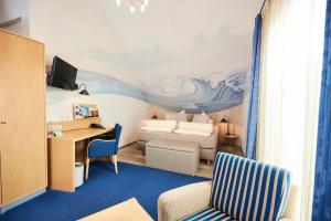 TV a/nebo společenská místnost v ubytování Flair Hotel Zum Schwarzen Reiter