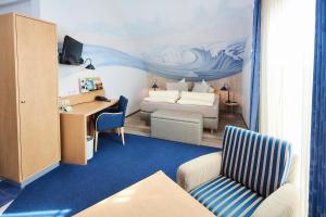 a room with a desk and a living room at Flair Hotel Zum Schwarzen Reiter in Horgau +99 photos