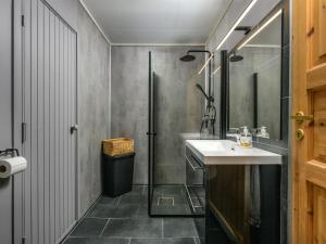 Koupelna v ubytování Chalet Seievika by Interhome