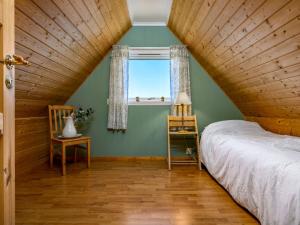 Postel nebo postele na pokoji v ubytování Chalet Seievika by Interhome