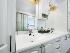Koupelna v ubytování Chalet Seievika by Interhome