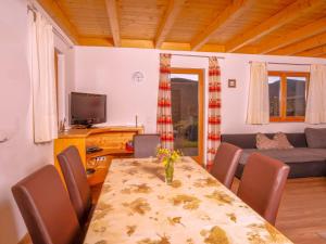 TV a/nebo společenská místnost v ubytování Holiday Home Auer-2 by Interhome