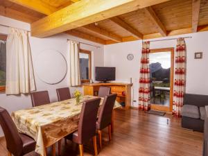 TV a/nebo společenská místnost v ubytování Holiday Home Auer-2 by Interhome