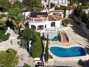 widok z lotu ptaka na dom z basenem w obiekcie Holiday Home Zindel by Interhome w mieście Balcon del Mar