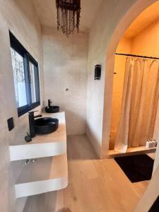 a bathroom with a sink and a mirror at Casa Mediterránea, lujo y confort junto al lago in Tequesquitengo