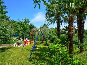 Plac zabaw dla dzieci w obiekcie Apartment Moira-2 by Interhome