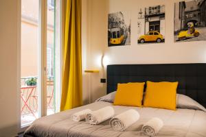 Un dormitorio con una cama con almohadas amarillas. en Porta Romana, en Viterbo