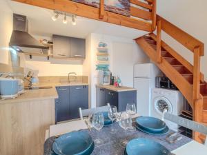 Η κουζίνα ή μικρή κουζίνα στο Holiday Home Bois Soleil by Interhome +21 φωτογραφίες