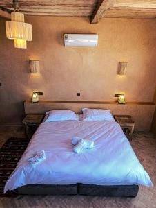 Letto o letti in una camera di Hotel Kasbah Riad Amnir