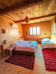 Letto o letti in una camera di Hotel Kasbah Riad Amnir