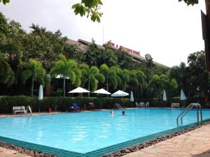 een zwembad in een hotel met mensen erin bij Fairtex Residence Pattaya in Noord Pattaya