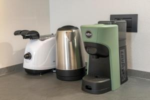 a coffee maker and a juicer sitting on a counter at Elegante Bilocale Panoramico Treiso Belvedere Comfort in Treiso