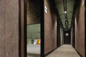 un corridoio che conduce a una camera da letto con un letto di Pods by The Usual Rotterdam a Rotterdam