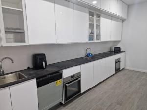 Kuchyň nebo kuchyňský kout v ubytování Las Palmas Nest Hostel