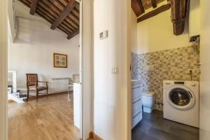 una lavanderia con lavatrice e asciugatrice di Live Roma - Exclusive Penthouses a Roma