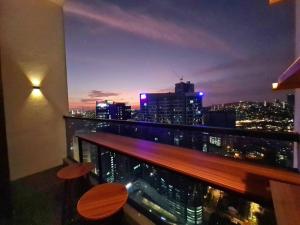 吉隆坡SkyView Studio, EST Bangsar, High View for 2的阳台,晚上可欣赏到城市景观