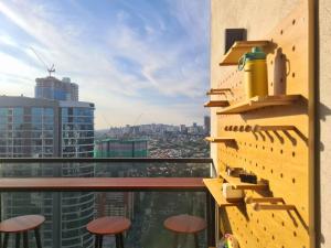 SkyView Studio, EST Bangsar, High View for 2的阳台或露台