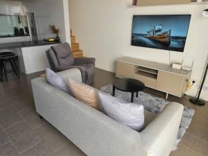 SkyView Studio, EST Bangsar, High View for 2的电视和/或娱乐中心