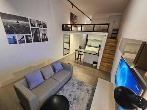 SkyView Studio, EST Bangsar, High View for 2的电视和/或娱乐中心
