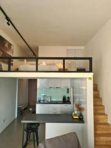 SkyView Studio, EST Bangsar, High View for 2的厨房或小厨房