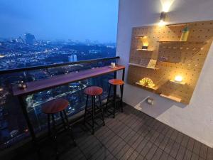 SkyView Studio, EST Bangsar, High View for 2的休息区