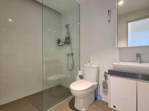 SkyView Studio, EST Bangsar, High View for 2的一间浴室