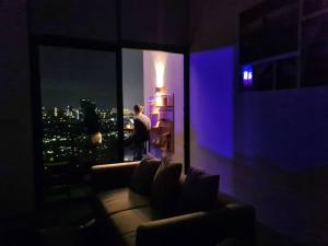 SkyView Studio, EST Bangsar, High View for 2的休息区
