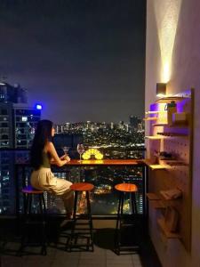 SkyView Studio, EST Bangsar, High View for 2的阳台或露台