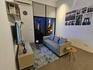 SkyView Studio, EST Bangsar, High View for 2的休息区
