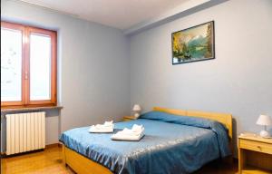 a bedroom with a bed with towels on it at Villa Paradiso Brenzone in Brenzone sul Garda