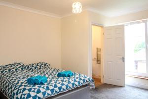 une chambre avec deux oreillers bleus sur un lit dans l'établissement Darwin road guest house 5, à Southampton