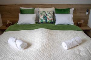 a large bed with two towels on top of it at Nagy-Zátonyi Vendégház in Dunasziget
