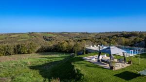 Bazén v ubytování Grange avec vue, proche de Sarlat, calme et dépaysement au coeur du Lot nebo v jeho okolí