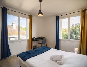 a bedroom with a bed and a desk and two windows at Le May Flower - 3 Chambres - Proche Centre-Ville in Troyes