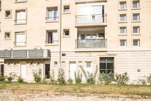 an apartment building with plants in front of it at Le May Flower - 3 Chambres - Proche Centre-Ville in Troyes